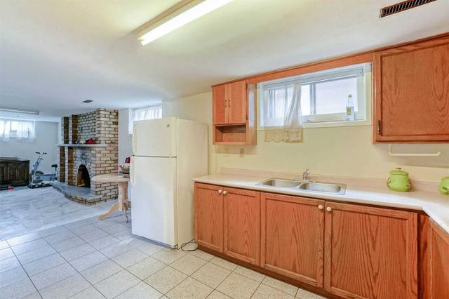 26 Beverley St, House detached with 3 bedrooms, 3 bathrooms and 6 parking in Mississauga ON | Image 8