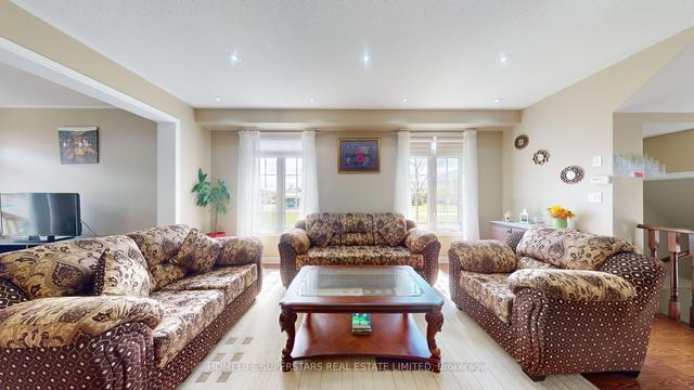 88 Lorenzo Cir, House attached with 4 bedrooms, 3 bathrooms and 3 parking in Brampton ON | Image 5