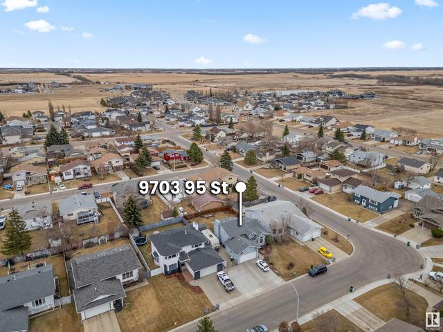 9703 95 St, House detached with 4 bedrooms, 2 bathrooms and null parking in Morinville AB | Image 3