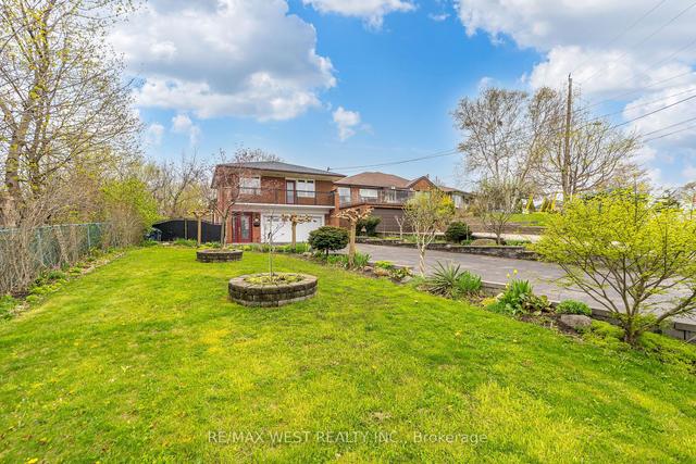 579 Rustic Rd, House detached with 3 bedrooms, 2 bathrooms and 12 parking in Toronto ON | Image 12