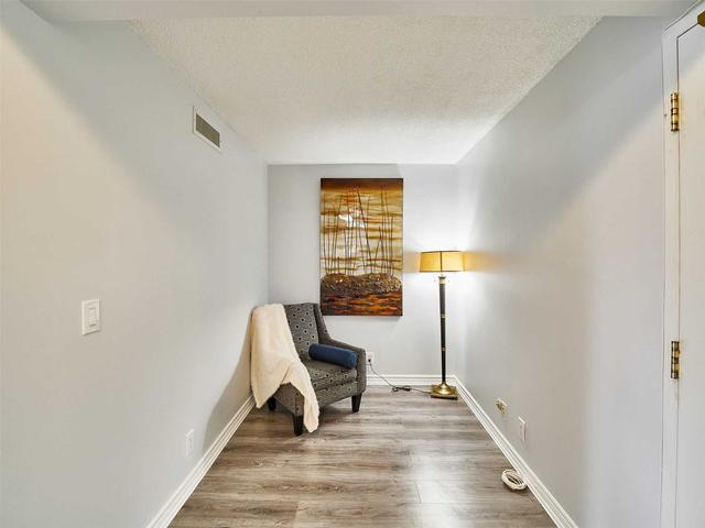 306 - 16 Dallimore Cir, Condo with 1 bedrooms, 1 bathrooms and 1 parking in Toronto ON | Image 5