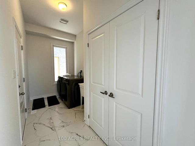 28 Kingsbury Tr, House detached with 5 bedrooms, 4 bathrooms and 4 parking in Barrie ON | Image 4
