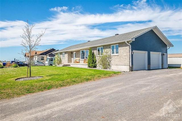 3959 Dunning Rd, House detached with 3 bedrooms, 3 bathrooms and 10 parking in Ottawa ON | Image 1