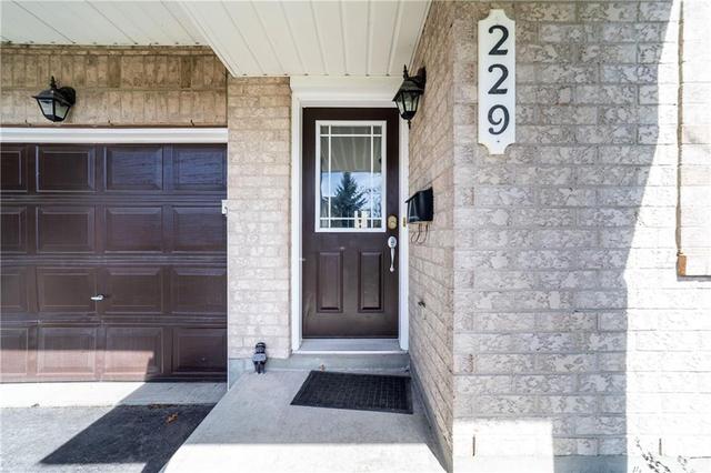 229 Felicia Cres, Townhouse with 4 bedrooms, 4 bathrooms and 2 parking in Ottawa ON | Image 2