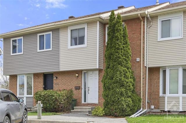965 Cookshire Cres, Townhouse with 3 bedrooms, 2 bathrooms and 2 parking in Ottawa ON | Image 1