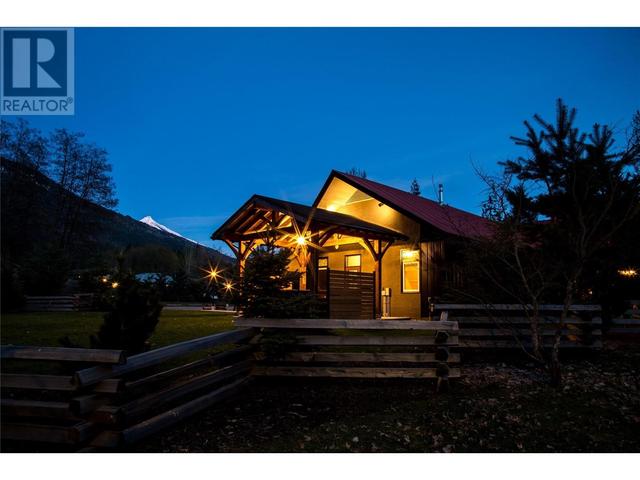 1502 Mountain View Drive, House detached with 6 bedrooms, 3 bathrooms and 10 parking in Revelstoke BC | Image 9