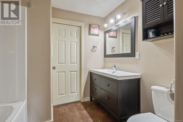Lower suite bathroom | Image 37