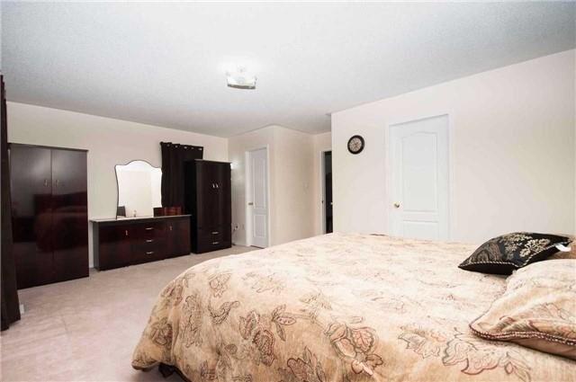 18 Red Sea Way, House attached with 3 bedrooms, 4 bathrooms and 3 parking in Markham ON | Image 2