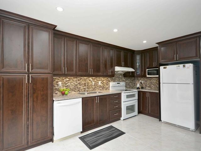 62 Yuile Crt, House detached with 4 bedrooms, 5 bathrooms and 5 parking in Brampton ON | Image 3