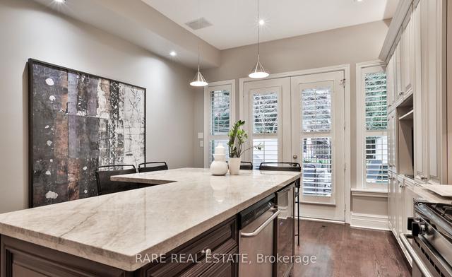 102 Pleasant Blvd, Townhouse with 3 bedrooms, 4 bathrooms and 2 parking in Toronto ON | Image 3