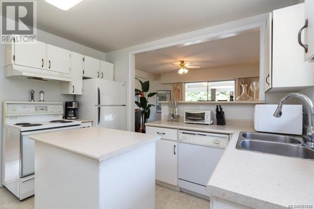 5621 West Saanich Rd, House detached with 7 bedrooms, 5 bathrooms and 10 parking in Saanich BC | Image 11