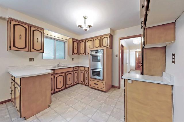 30 Kathrose Dr, House detached with 3 bedrooms, 2 bathrooms and 5 parking in Toronto ON | Image 28