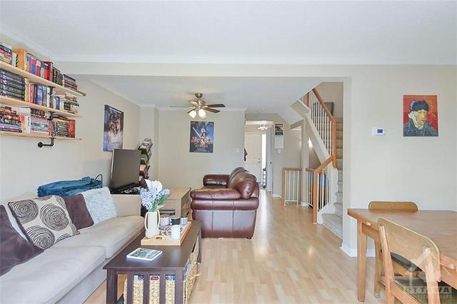 965 Cookshire Cres, Townhouse with 3 bedrooms, 2 bathrooms and 2 parking in Ottawa ON | Image 2