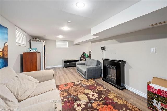 1295 King St, House detached with 2 bedrooms, 2 bathrooms and 5 parking in London ON | Image 5