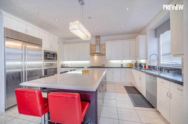 1 Finesse Crt, House detached with 5 bedrooms, 6 bathrooms and 6 parking in Richmond Hill ON | Image 2