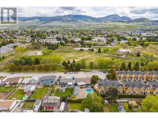464 Mcphee St, House detached with 5 bedrooms, 2 bathrooms and 6 parking in Kelowna BC | Image 42