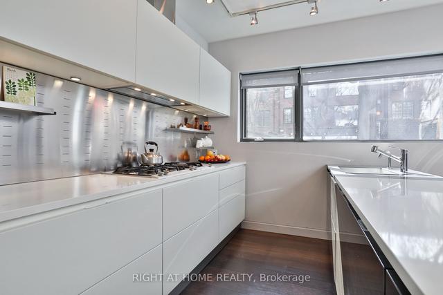 50 Beverley St, House attached with 3 bedrooms, 3 bathrooms and 1 parking in Toronto ON | Image 4