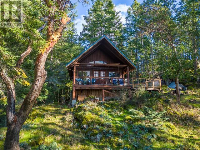 3701 Starboard Cres, House detached with 2 bedrooms, 1 bathrooms and 1 parking in Southern Gulf Islands BC | Image 1