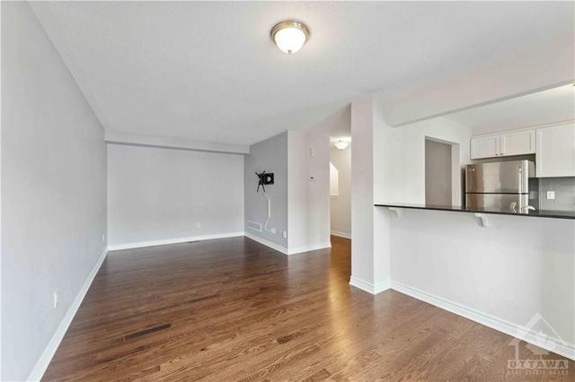 420 Rosingdale St, Townhouse with 2 bedrooms, 2 bathrooms and 3 parking in Ottawa ON | Image 9