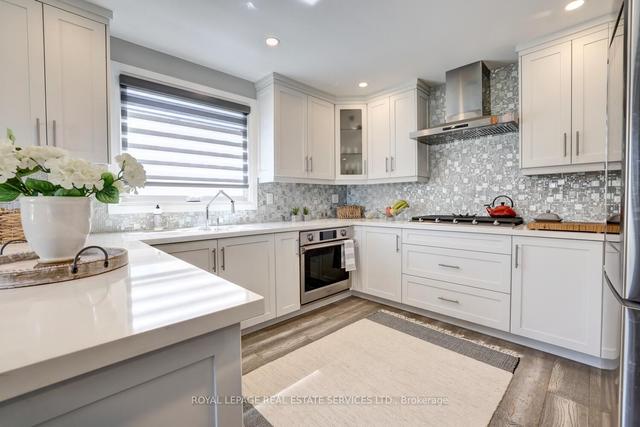 514 Vyner Cres, House detached with 2 bedrooms, 3 bathrooms and 8 parking in Oakville ON | Image 2