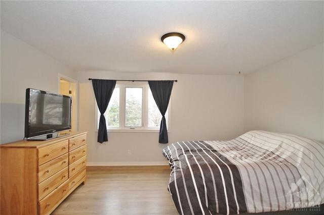 32 Flanders St, House detached with 3 bedrooms, 3 bathrooms and 5 parking in Ottawa ON | Image 13