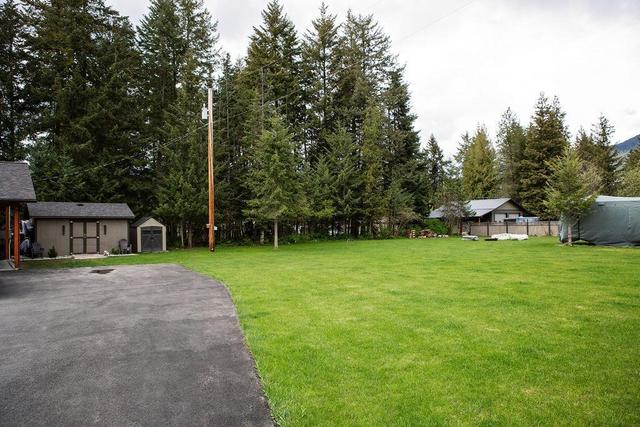 2711 Jacks Crescent, House detached with 2 bedrooms, 2 bathrooms and null parking in Central Kootenay I BC | Image 49