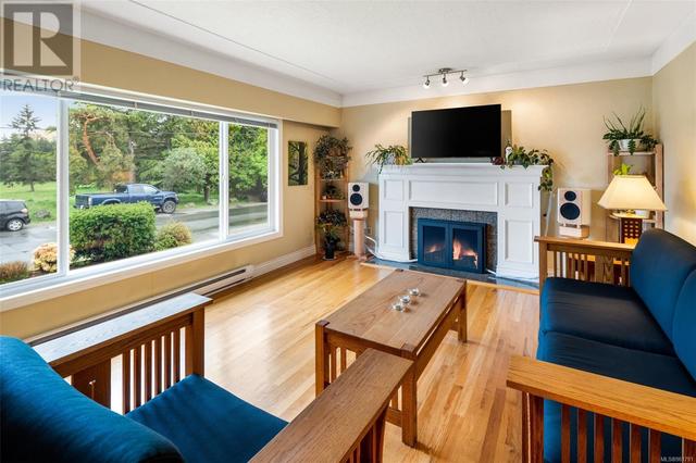 1870 Kings Rd, House detached with 4 bedrooms, 3 bathrooms and 4 parking in Saanich BC | Image 7