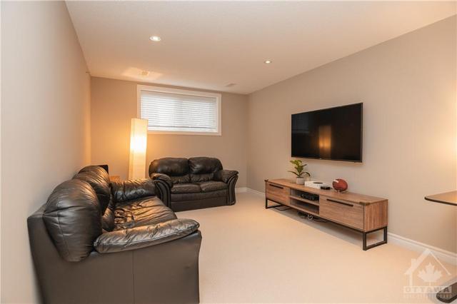 814 Fletcher Cir, Townhouse with 3 bedrooms, 3 bathrooms and 3 parking in Ottawa ON | Image 25