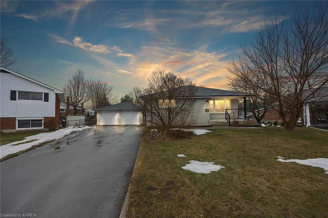 92 Brentwood Cres, House detached with 3 bedrooms, 3 bathrooms and null parking in Kingston ON | Image 1