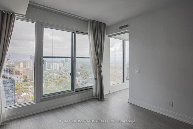 5303 - 181 Dundas St E, Condo with 2 bedrooms, 1 bathrooms and 1 parking in Toronto ON | Image 3