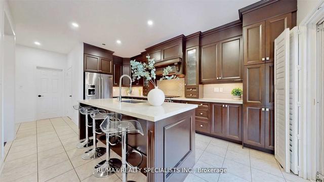 92 Kettlewell Cres, House detached with 3 bedrooms, 3 bathrooms and 12 parking in Brampton ON | Image 6