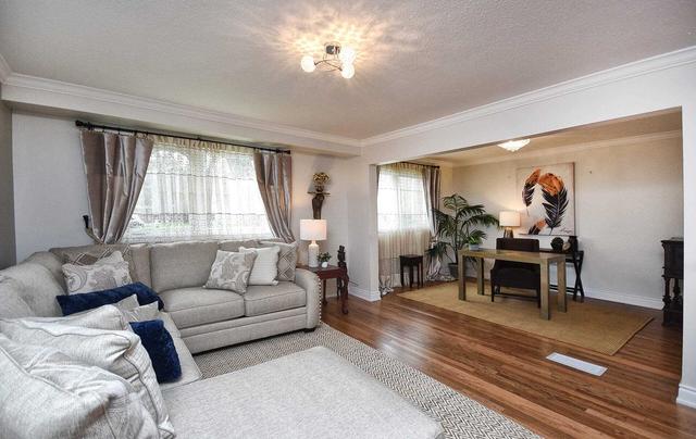7 St Andres Crt, House detached with 3 bedrooms, 4 bathrooms and 10 parking in Markham ON | Image 7