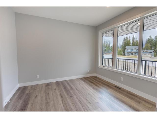 2033 Golden Eagle Dr, House detached with 3 bedrooms, 2 bathrooms and 2 parking in Sparwood BC | Image 10