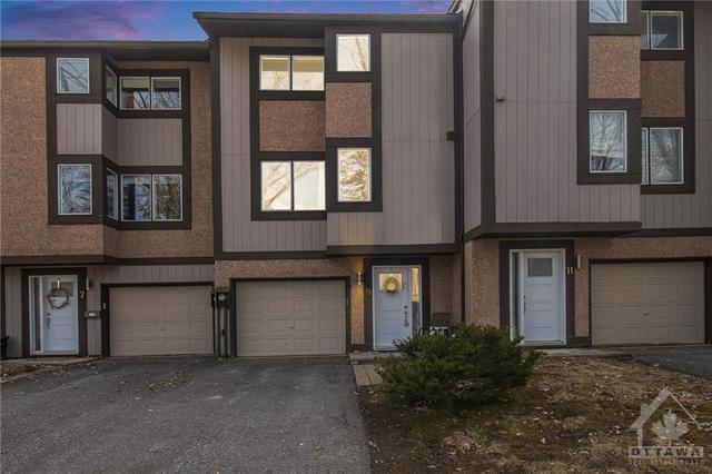 9 Reaney Court, Townhouse with 3 bedrooms, 2 bathrooms and 3 parking in Ottawa ON | Image 2