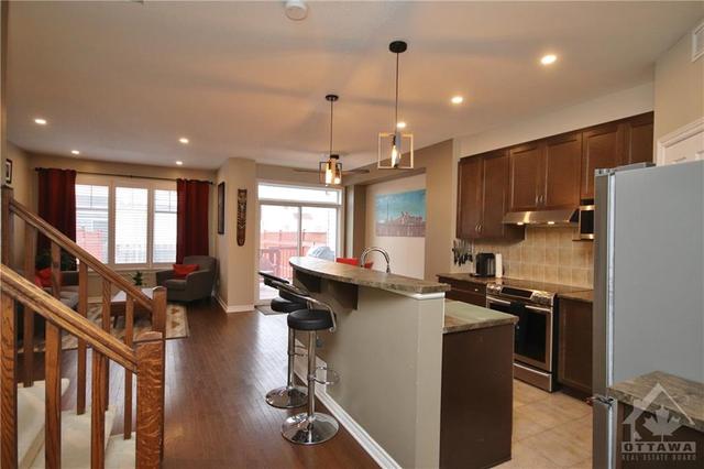 86 Selhurst Ave, Townhouse with 3 bedrooms, 3 bathrooms and 2 parking in Ottawa ON | Image 5