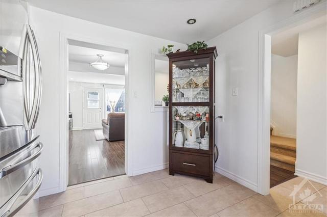 1817 Lamoureux Drive, Townhouse with 3 bedrooms, 3 bathrooms and 2 parking in Ottawa ON | Image 10