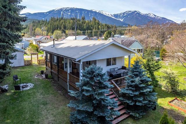 235 B Avenue, House detached with 2 bedrooms, 2 bathrooms and null parking in Central Kootenay D BC | Image 4