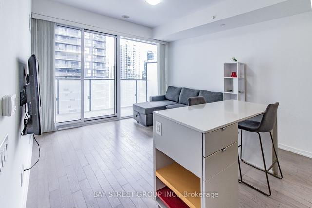 2207 - 101 Peter St, Condo with 1 bedrooms, 1 bathrooms and 0 parking in Toronto ON | Image 4
