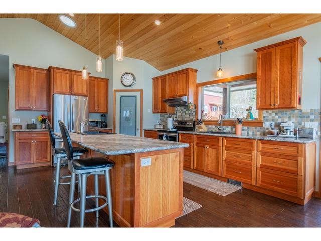 3558 Sprague St, House detached with 3 bedrooms, 4 bathrooms and null parking in Central Kootenay D BC | Image 81