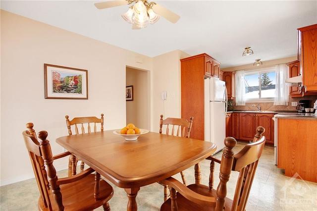 287 Montfort St, House detached with 3 bedrooms, 2 bathrooms and 2 parking in Ottawa ON | Image 10