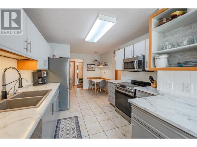 209 - 187 Warren Ave, Condo with 2 bedrooms, 2 bathrooms and 1 parking in Penticton BC | Image 3