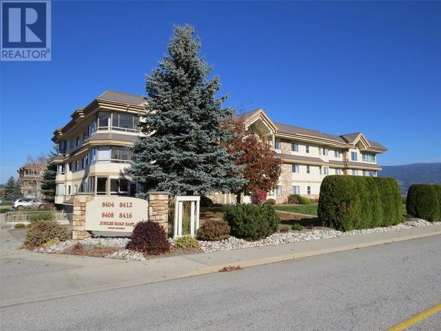 103 - 8416 Jubilee Rd E, Condo with 2 bedrooms, 2 bathrooms and 1 parking in Summerland BC | Image 2