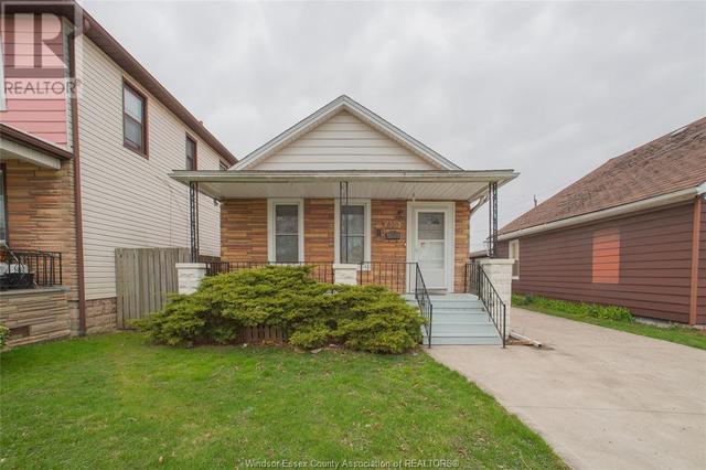 859 Wellington, House detached with 2 bedrooms, 1 bathrooms and null parking in Windsor ON | Image 3