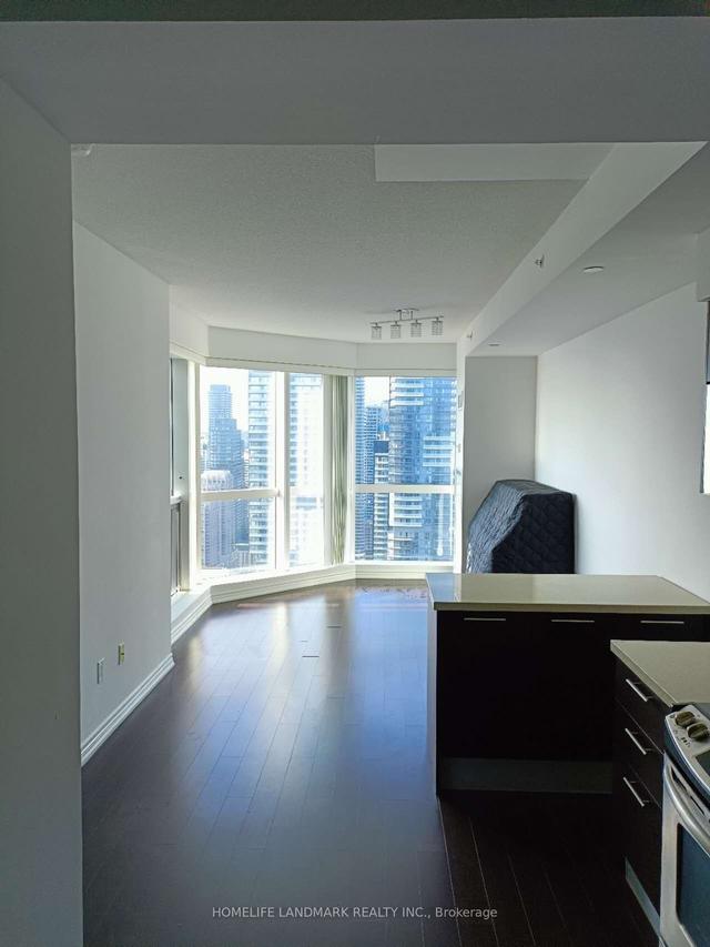 4616 - 386 Yonge St, Condo with 2 bedrooms, 2 bathrooms and 1 parking in Toronto ON | Image 11