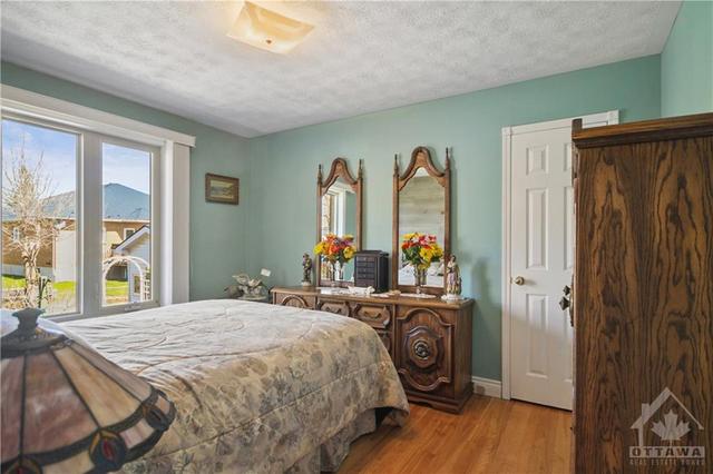 1781 Queensdale Avenue, House detached with 3 bedrooms, 2 bathrooms and 8 parking in Ottawa ON | Image 11