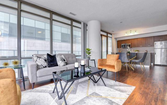 1010 - 832 Bay St, Condo with 3 bedrooms, 2 bathrooms and 1 parking in Toronto ON | Image 6