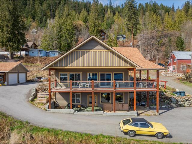 3558 Sprague St, House detached with 3 bedrooms, 4 bathrooms and null parking in Central Kootenay D BC | Image 1