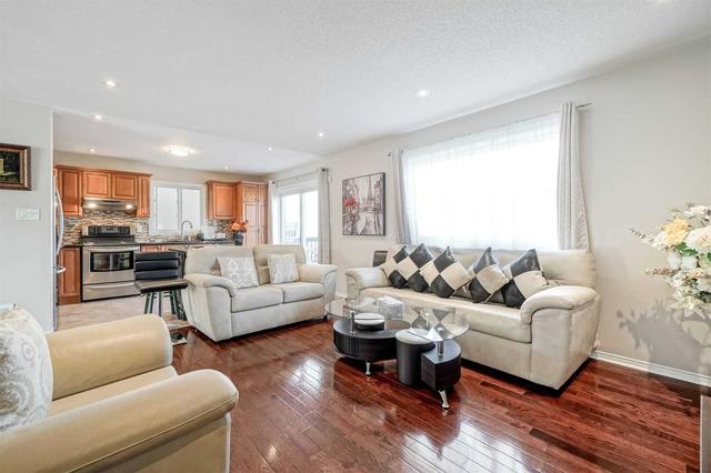 167 Gail Parks Cres, House semidetached with 3 bedrooms, 3 bathrooms and 4 parking in Newmarket ON | Image 2