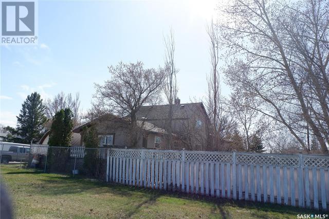 208 Bison Street, House detached with 4 bedrooms, 2 bathrooms and null parking in Belle Plaine SK | Image 3