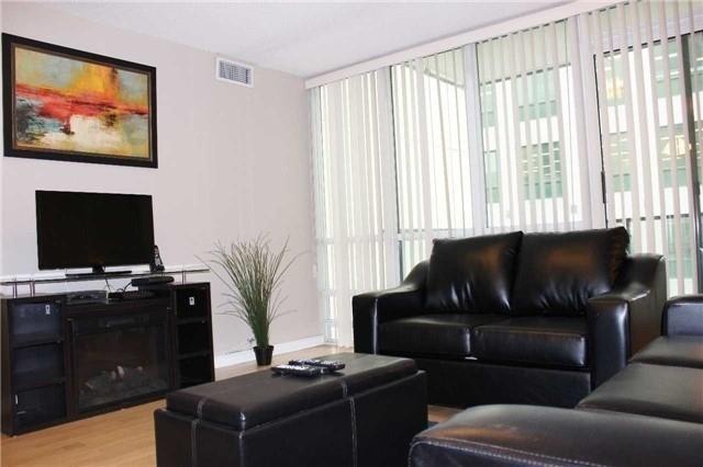 404 - 263 Wellington St W, Condo with 1 bedrooms, 1 bathrooms and 1 parking in Toronto ON | Image 2